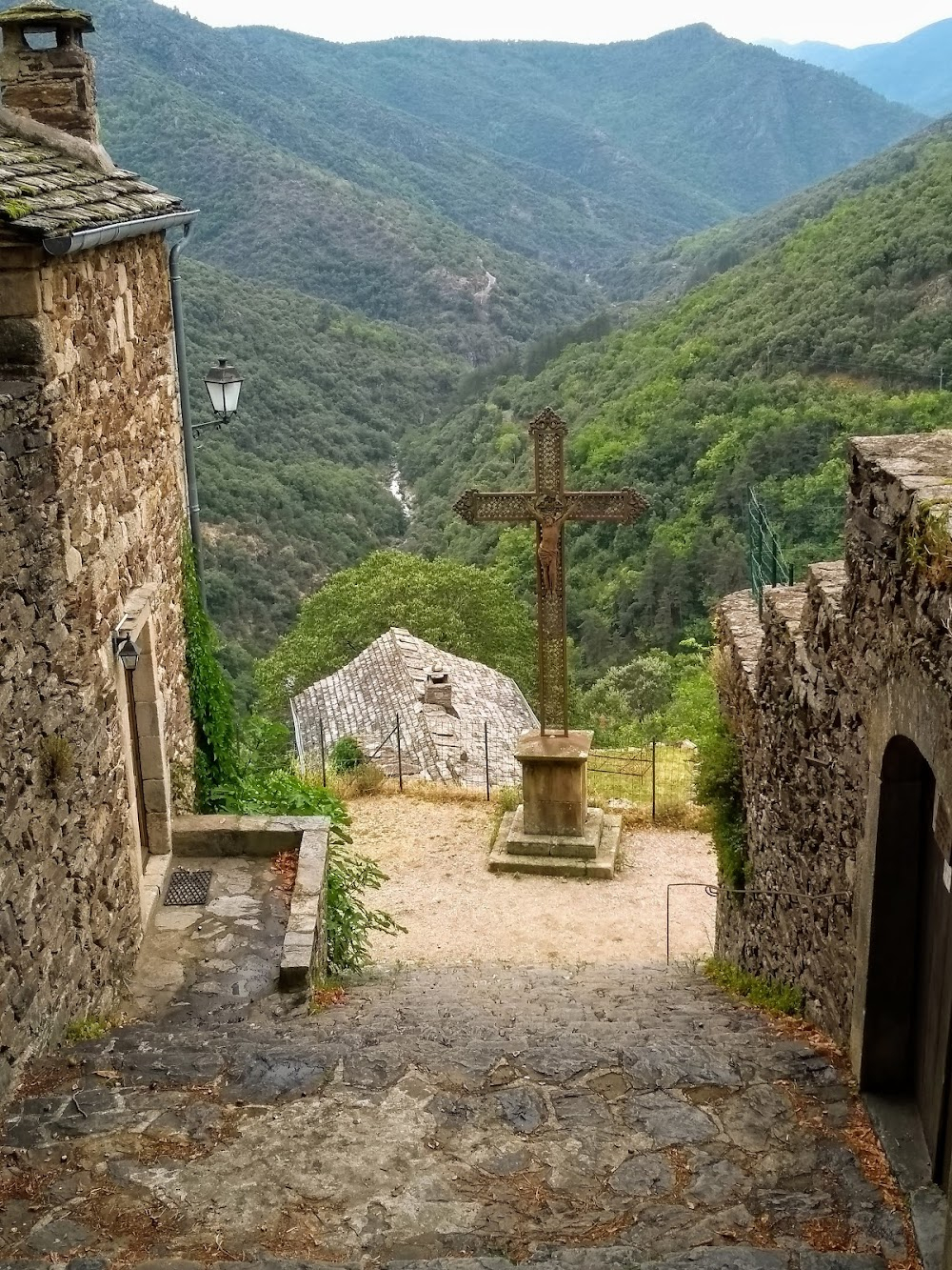 Au fond des bois : church steps