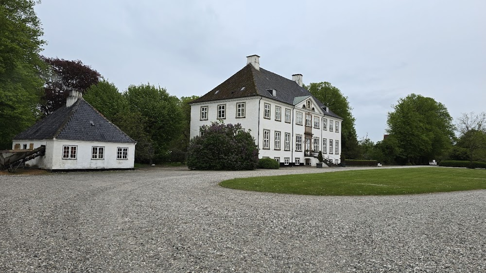 Præsten i Vejlby : Castle estate