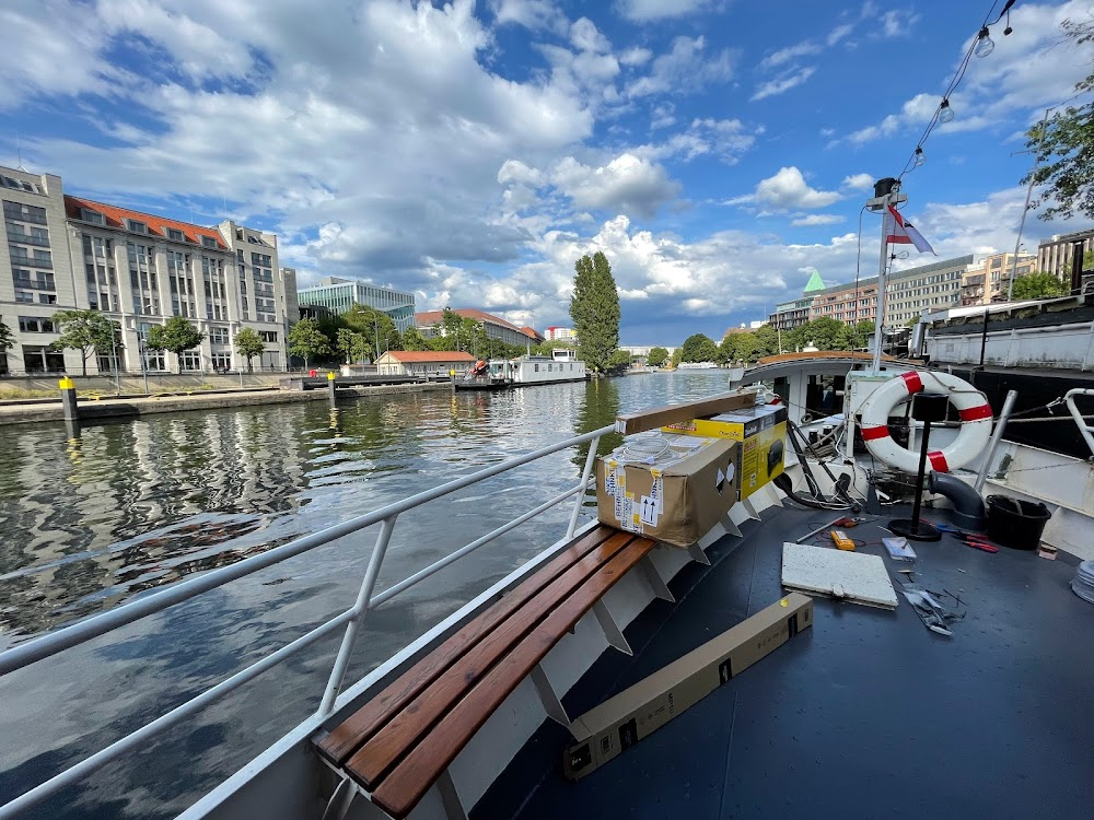 Babylon Berlin : where the Russian train driver is lying dead in the water