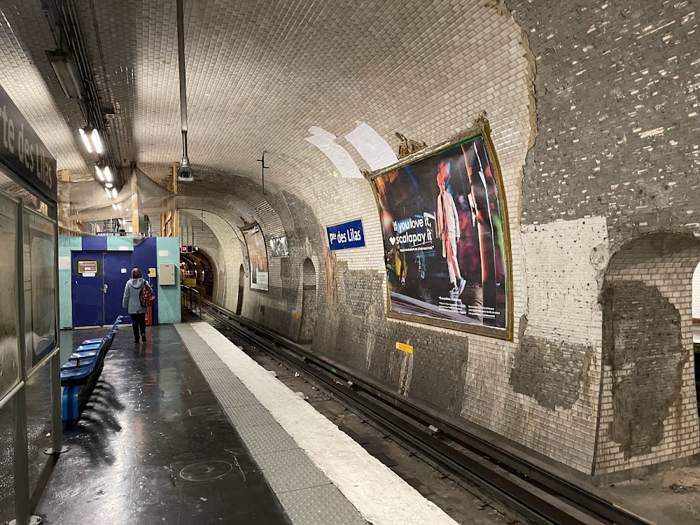 Pas de scandale : Gregoire boards the Metro train