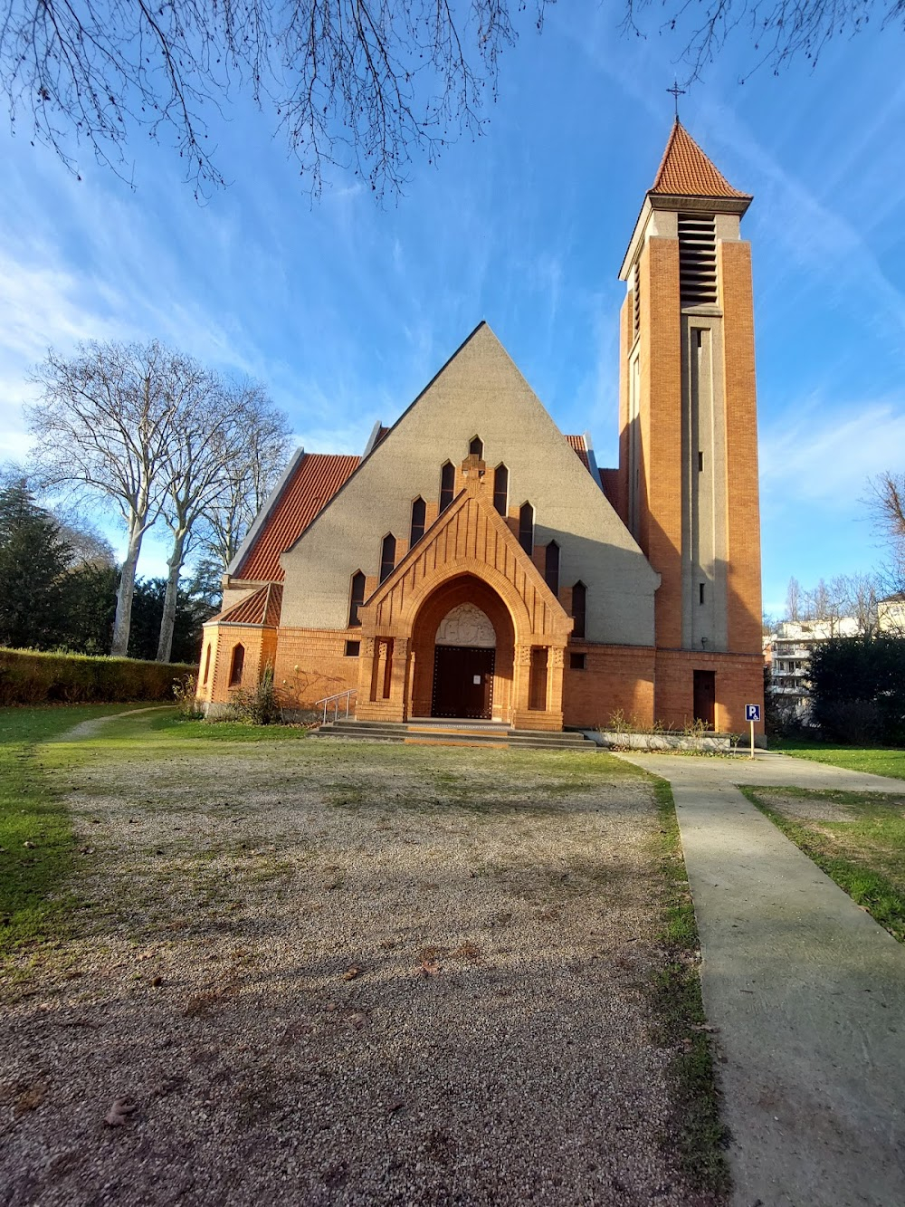 Bande à part : Car racing in front of the church