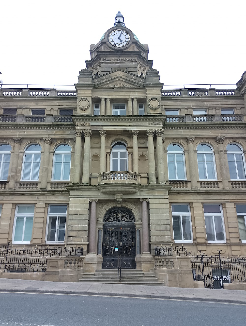 Bank of Dave : top floor and roof of Burnley Town Hall exterior