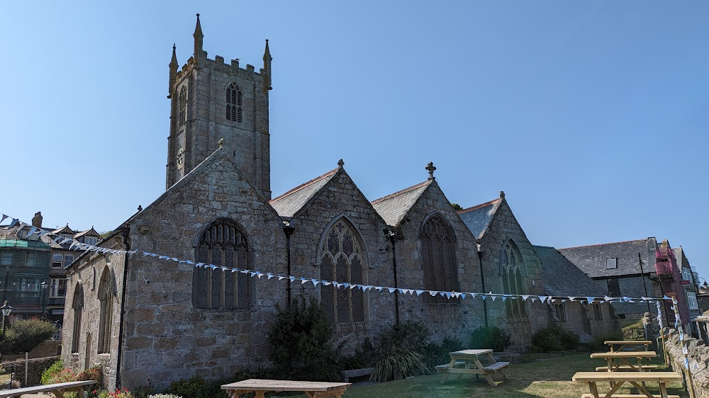 Barbara Hepworth : church tower can be seen from Barbara Hepworth's garden