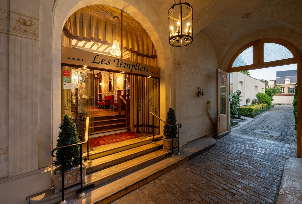 Beautiful Stranger : Hall - Escalier - Chambre - SDB