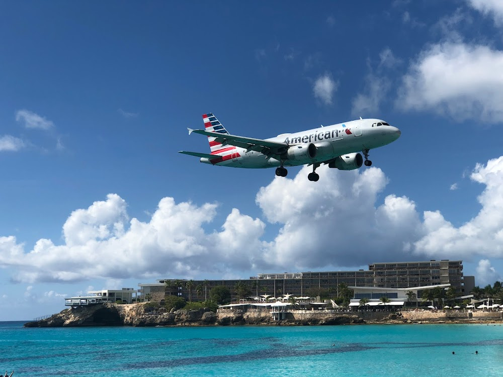 Beauty and the Billionaire : The beach where the plane goes overhead