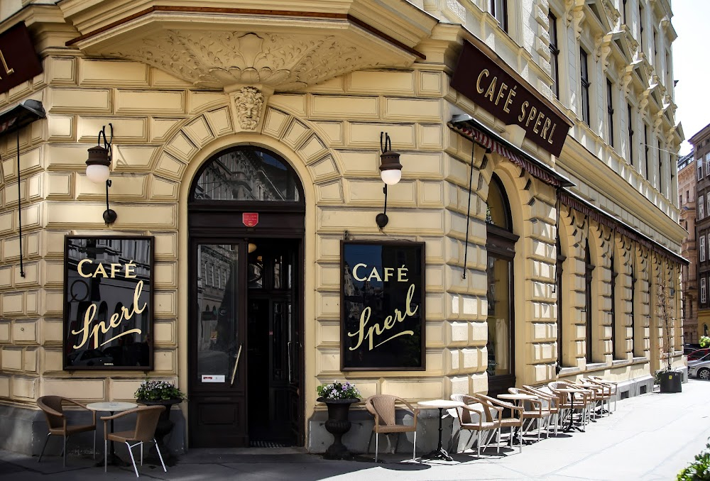 Egon Schiele: Tod und Mädchen : Egon and Wally at cafe