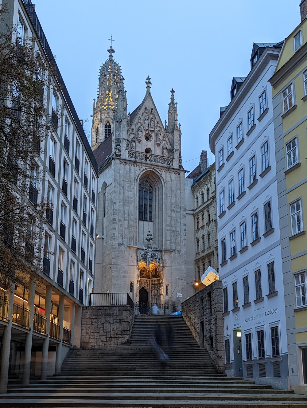 Before Sunrise : church scene, exterior