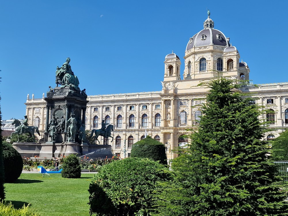 Corsage : Sissi faints in front of museum