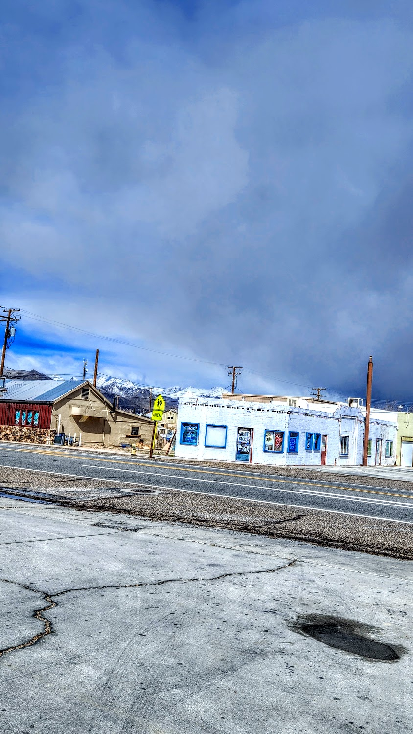 Woman Undone : scenes of small town near Sam Elliott's home