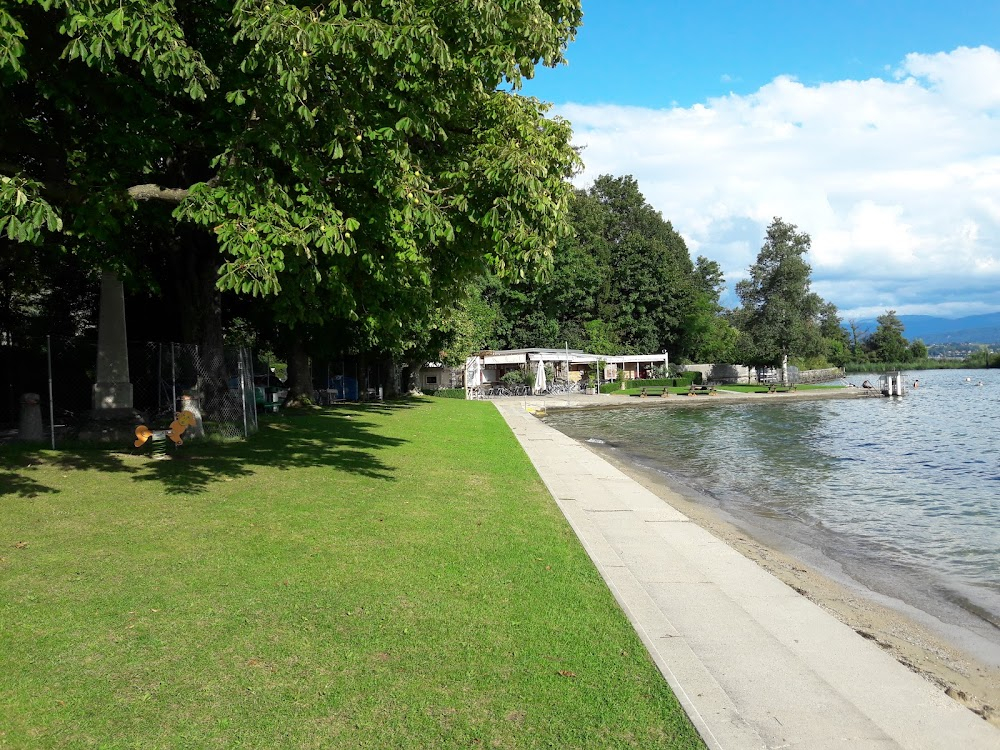 Belle du Seigneur : exteriors House at the Geneva lake, at 46.391974° 6.266992°