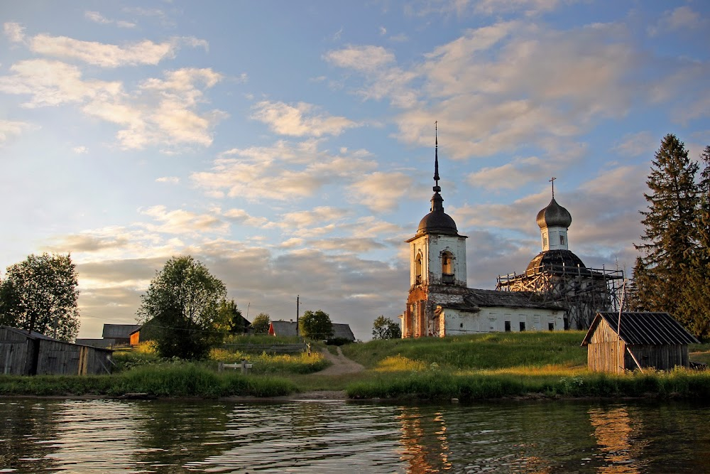 Belye nochi pochtalyona Alekseya Tryapitsyna : lake and surroundings