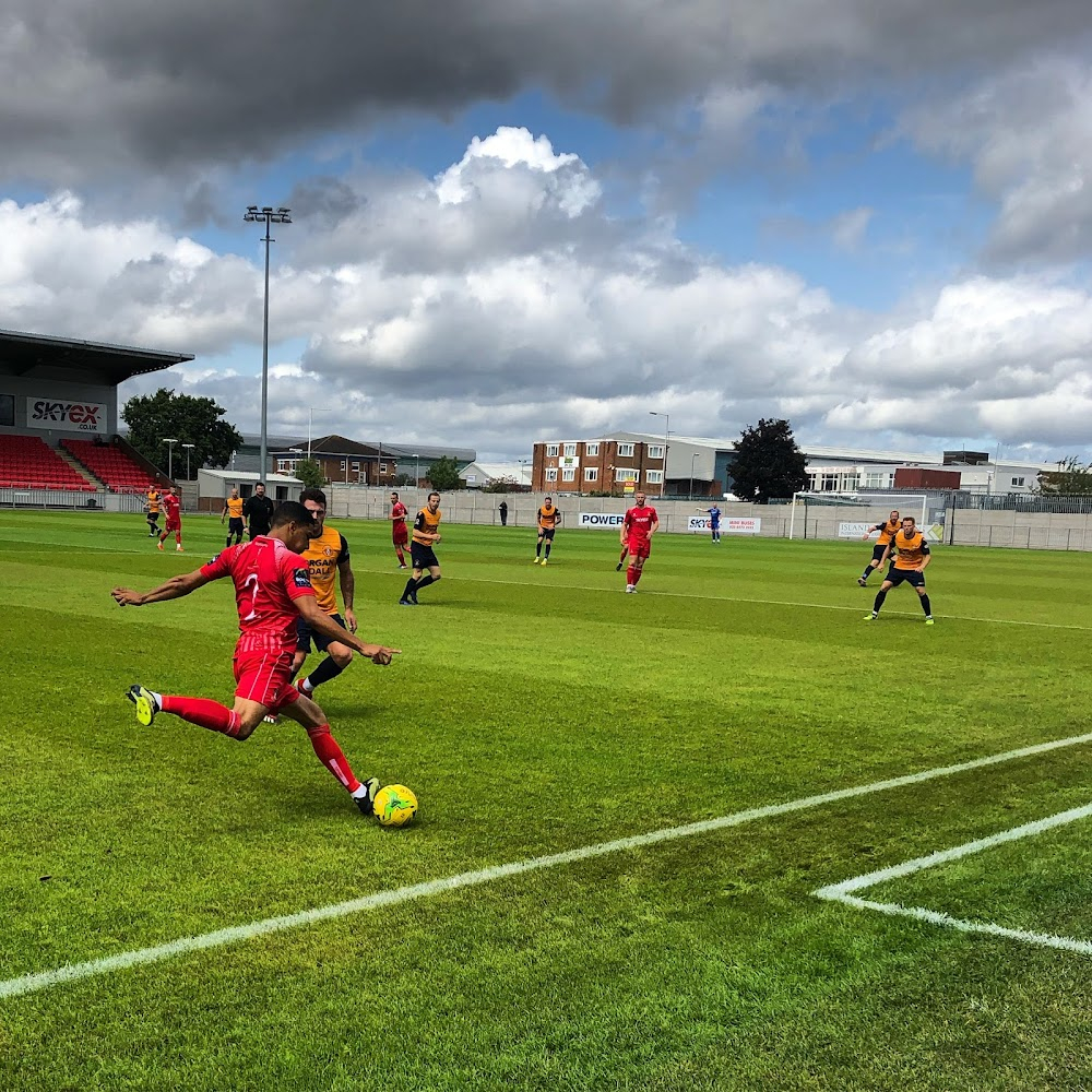 Bend It Like Beckham : Hounslow Harriers practice pitch