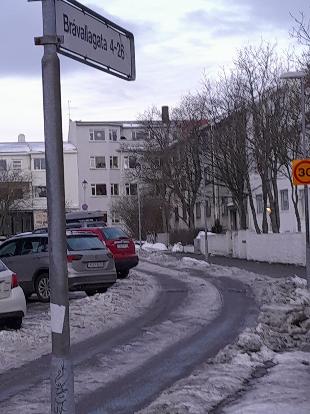 Berdreymi : Path and underpass where the boys hang out