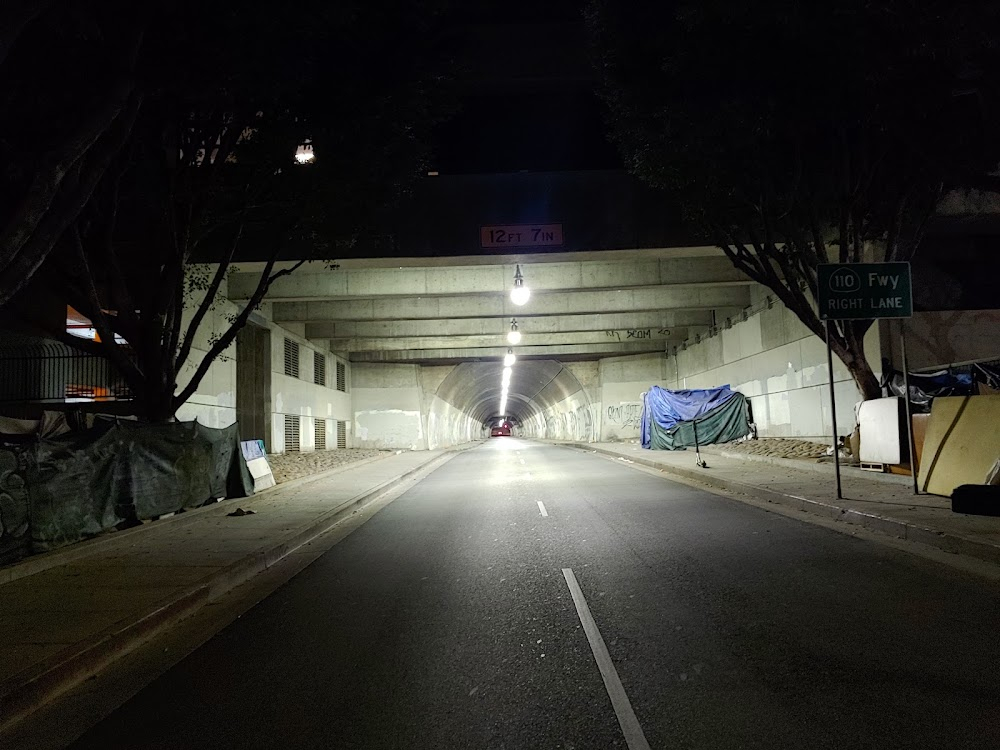 L.A. Takedown : Armored truck robbery scenes in tunnel.