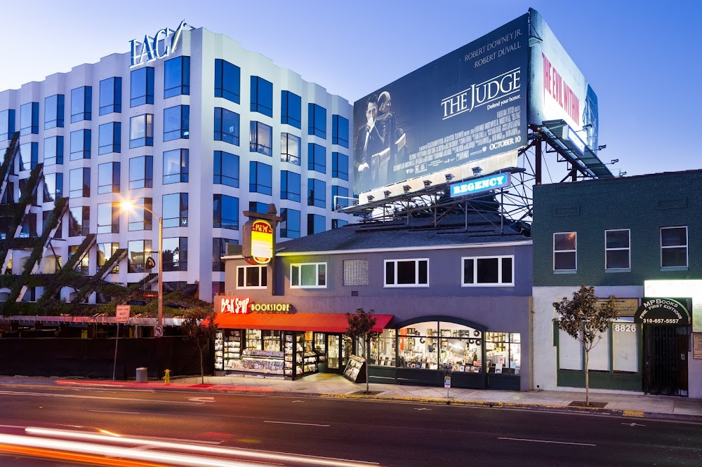 Curse of the Black Widow : Exterior. As the "Paradise Palace". The iconic Tower Records can be seen in the background.