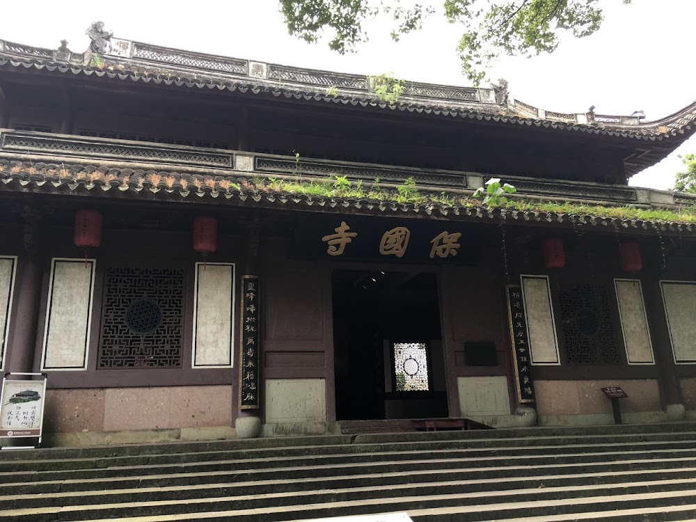 Big Fortune Hotel : Ye Zhiyuan makes an offering to a Buddhist temple.