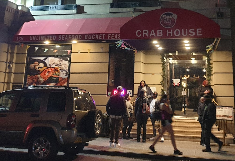 Black Caesar : Taxi drives on sidewalk past Roma de Notte restaurant