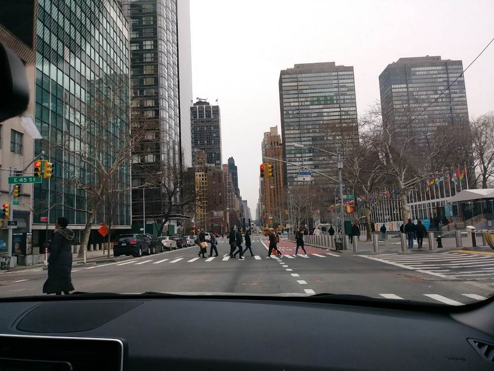 Black Caesar : Tommy in the taxi being chased by two men on foot passes Hotel Collingwood