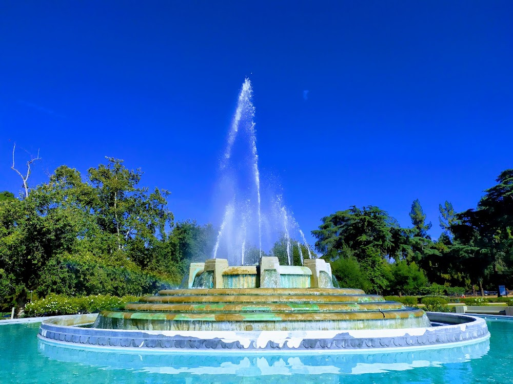 Stopover in Hollywood : fountain shown at the end of the cemetery scenes