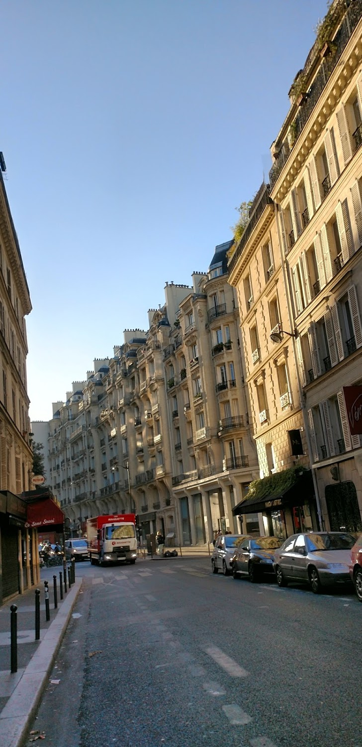 Bob le flambeur : an American car drives down an avenue