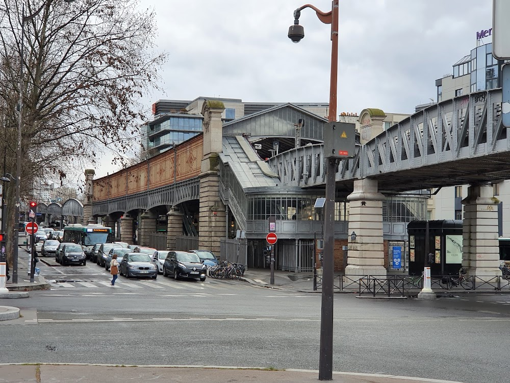 Bon rétablissement ! : police inspector Maxime drives Pierre back home in an unmarked car with siren and flashing light