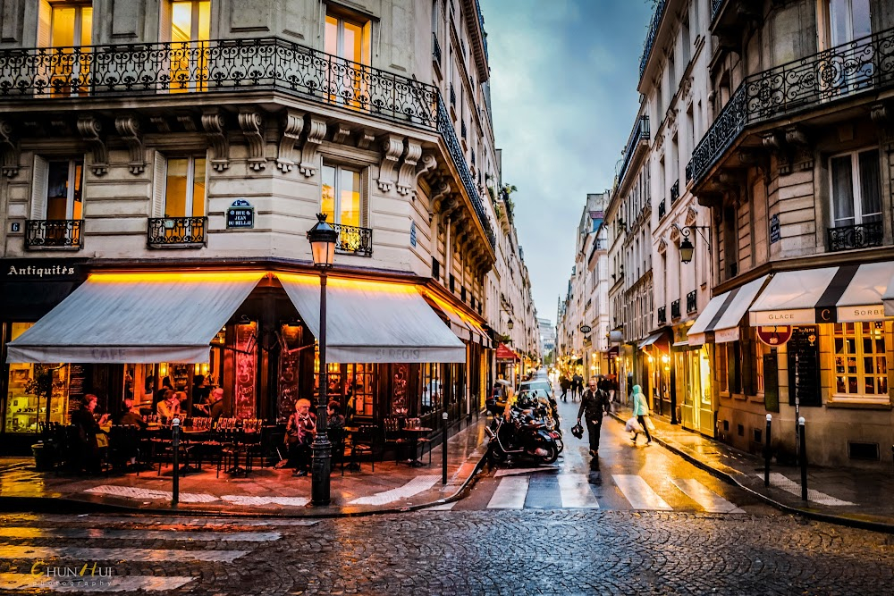 Bon rétablissement ! : Pierre runs down the street to catch his cat