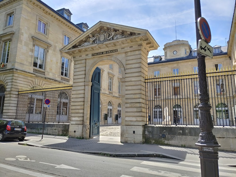 Bon voyage : Camille goes out of the Collège de France while Frédéric looks at her