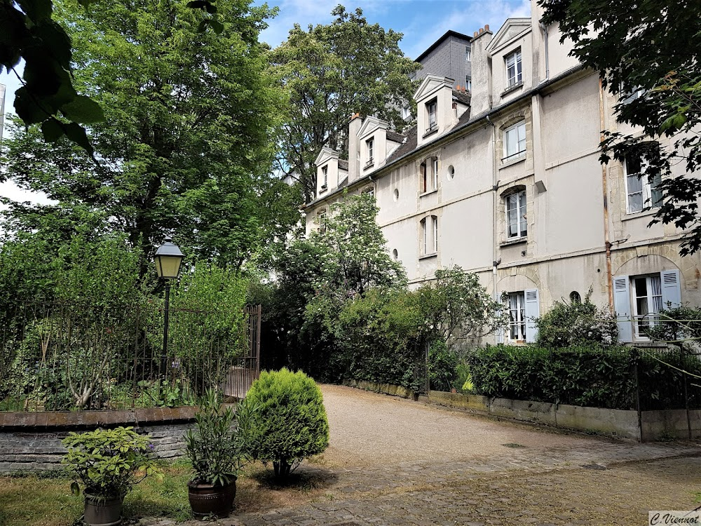 Bon voyage : secnes in the backyard and garden outside tha apartment building where Madama Arbesault lives