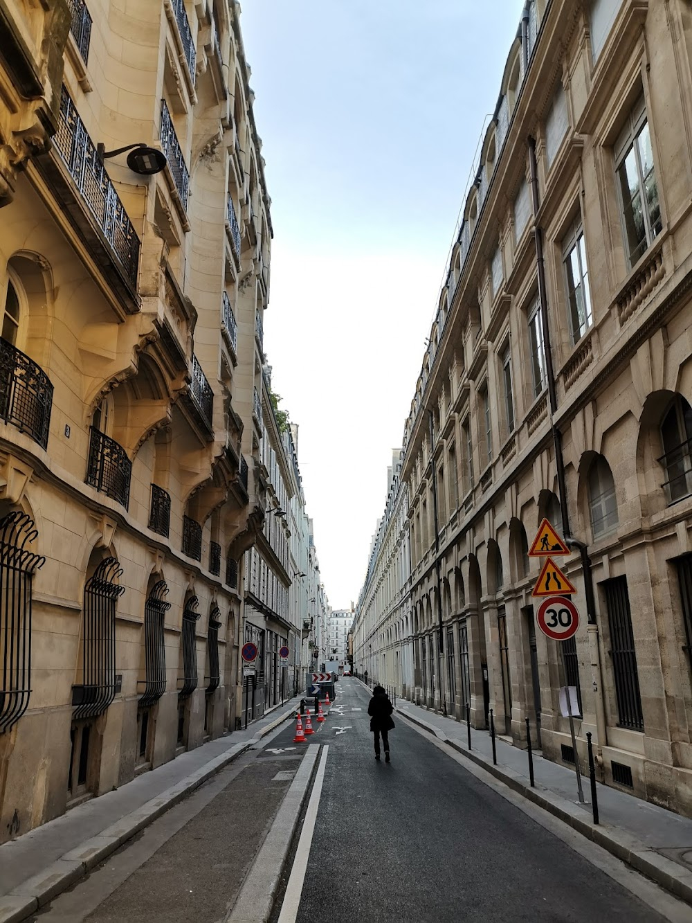 Le château de verre : Evelyne and Remy leave their hotel, walk up a street and then hail a cab.