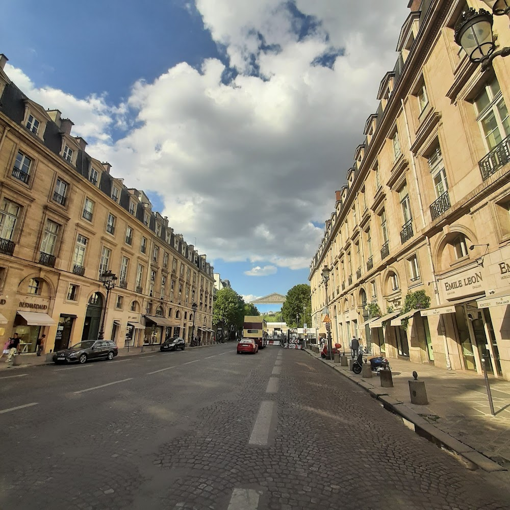 Le château de verre : Evelyne and Remy run across a street and stop in front of the window of a luxury boutique