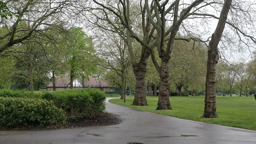 Borderline : Anna jogging, Anna walking in the park