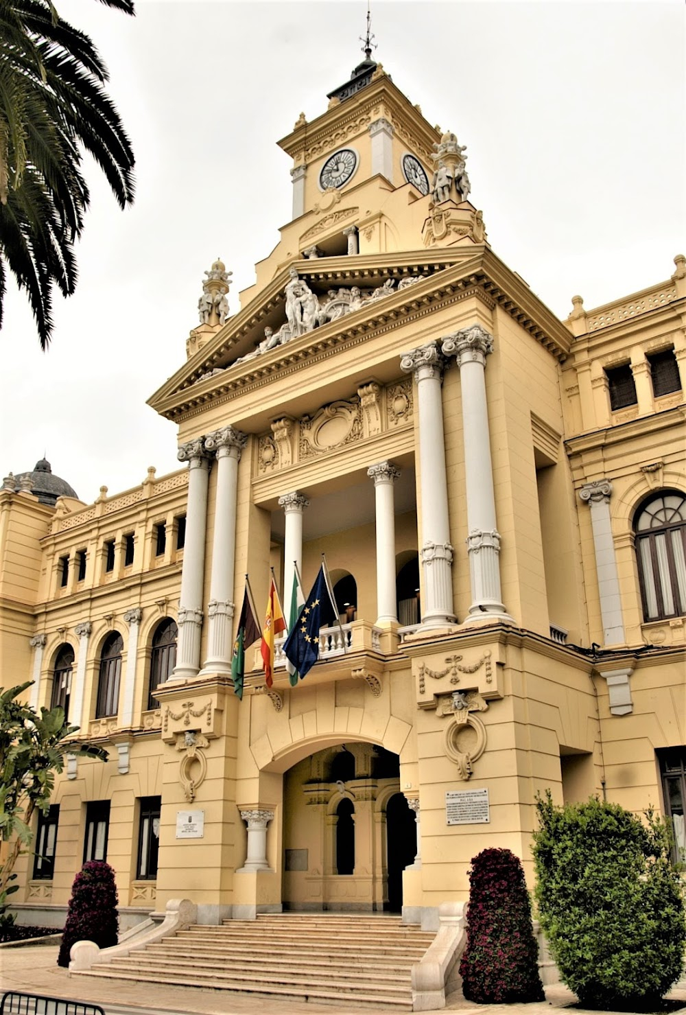 Enquête sur un scandale d'État : Antoine and the journalists meeting officials in Marbella