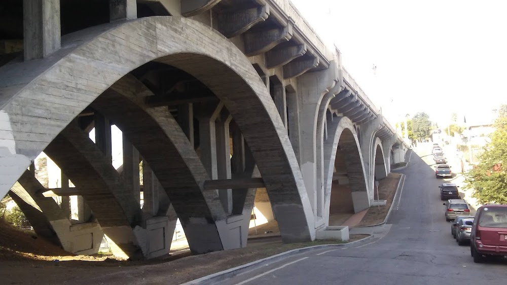 A Killing Affair : Opening scene confrontation under viaduct with Woodrow York and fleeing suspect.