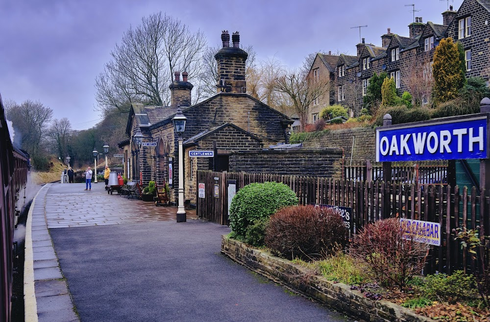 Swallows and Amazons : Station the family alight from