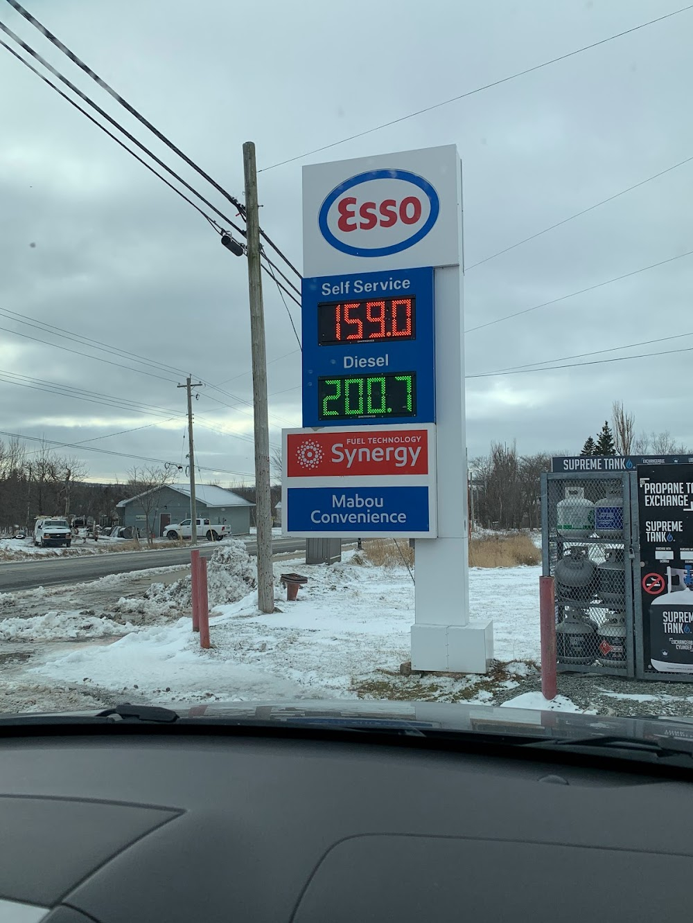 Candy Mountain : Esso Station where Julius gets a ride with Annie in the Land Rover