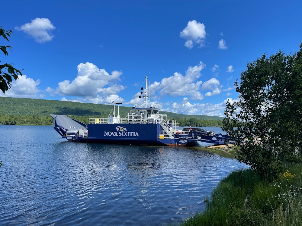 Candy Mountain : Julius drives off the ferry into Canada