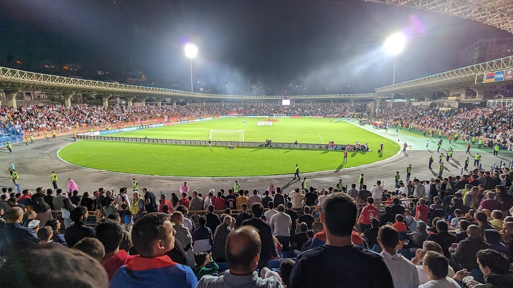 Caparrós. Las botas del entrenador : Armenia National Stadium