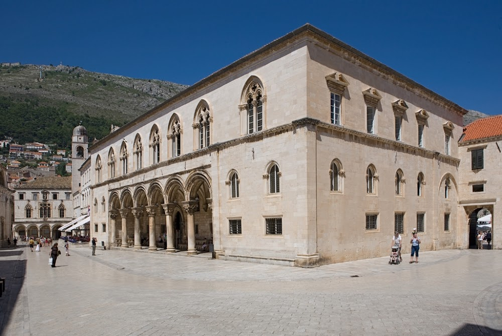 Hajde da se volimo : Tourist guide and the Arabs, palace exterior