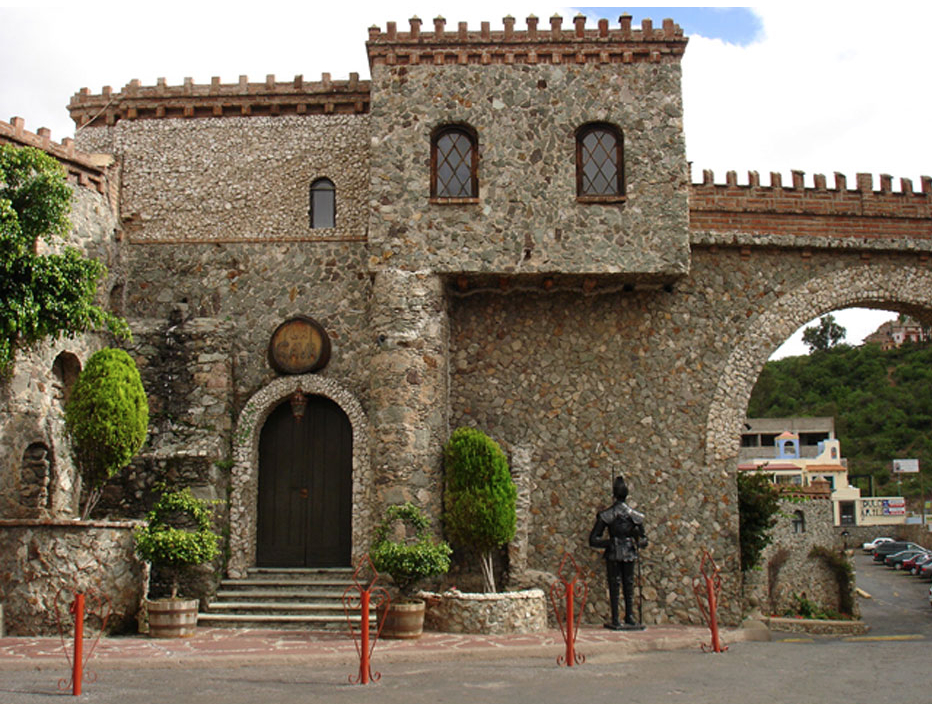 Capulina contra las momias (El terror de Guanajuato) : the uncle's mansion