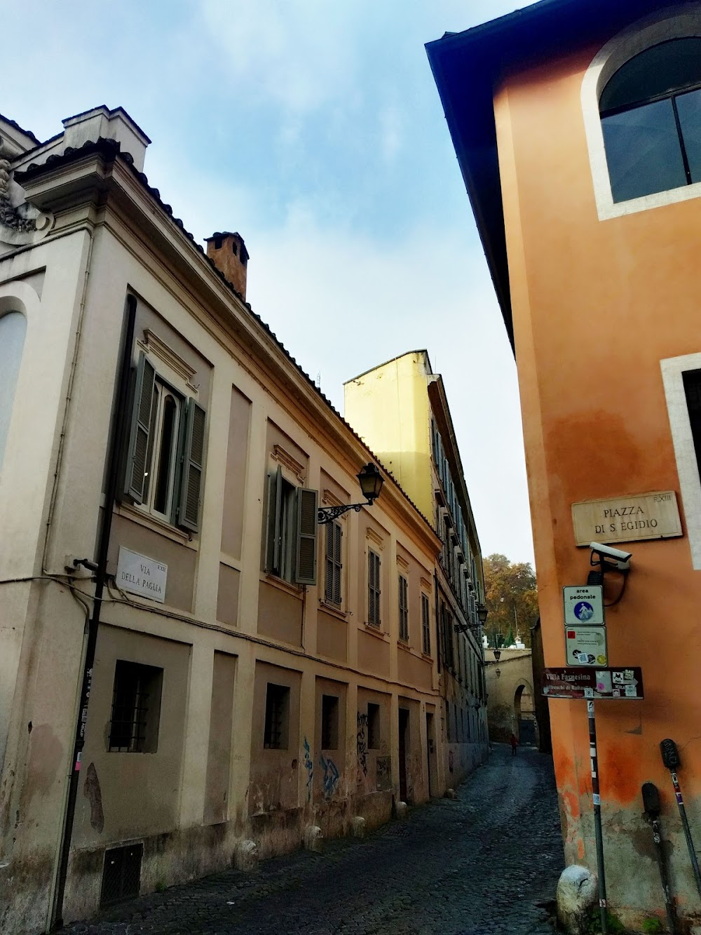 Carmen di Trastevere : Scene between Antonio and a uniformed police officer.