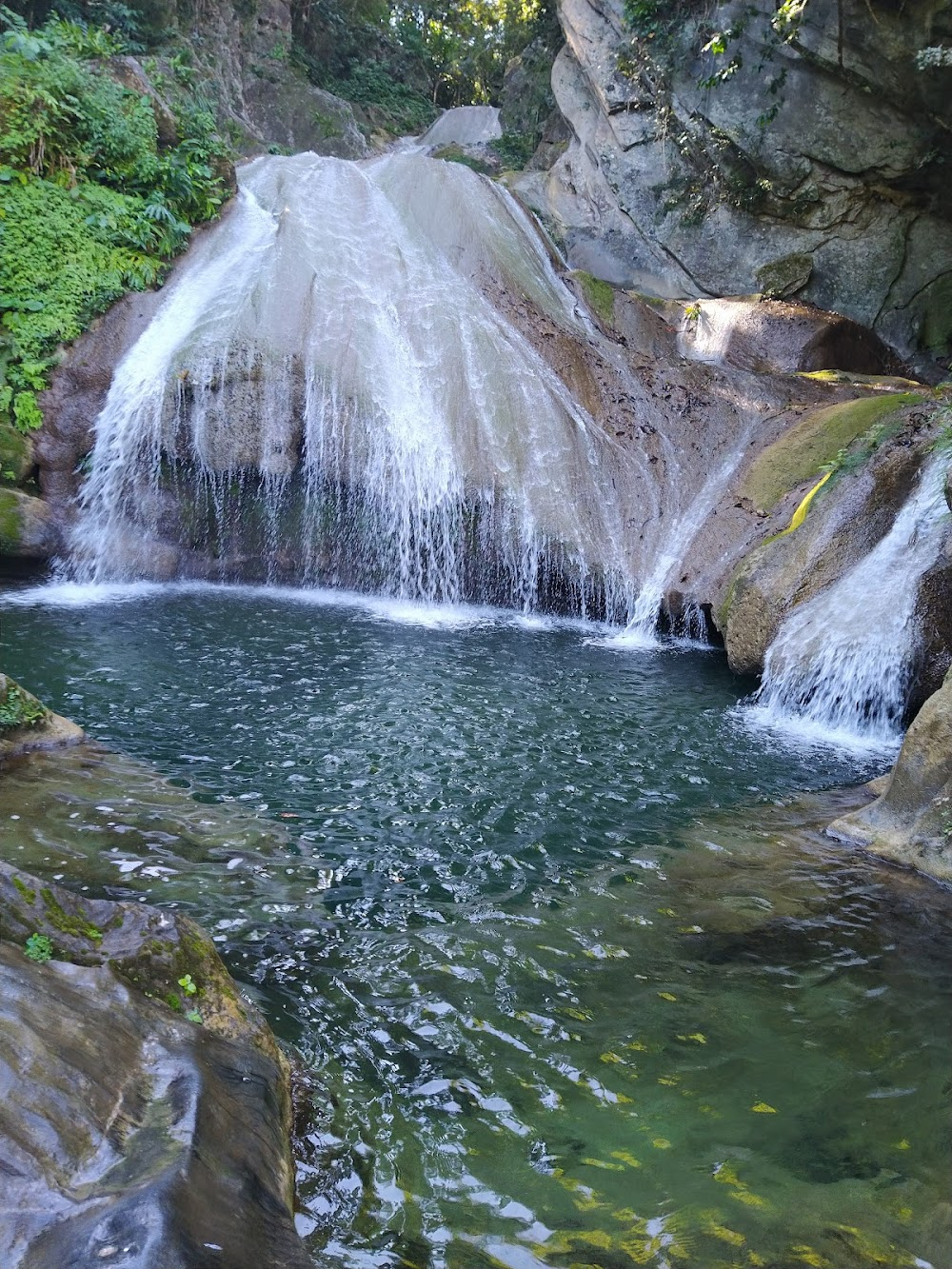 Casta de roble : Hanabanilla Waterfall Scene, Las Villas, Cuba