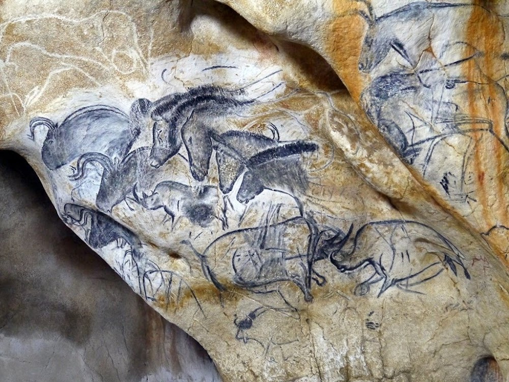 Les génies de la grotte Chauvet : views of the original prehistoric cave discovered in 1994