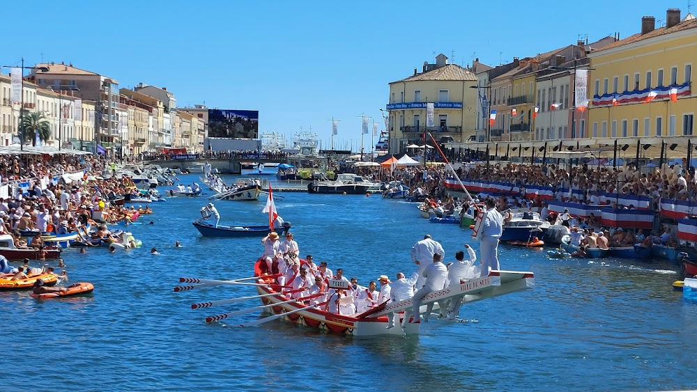 Touche pas à mon copain : town where Jaean retruns for the funeral of his mother