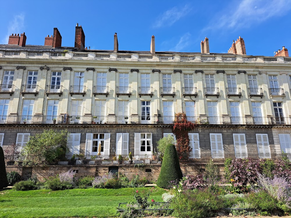 Cessez-le-feu : Georges accosts Hélène in the square