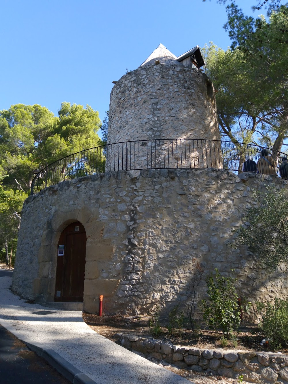 Guy : Les Lodges Sainte Victoire: first encounter on terrace