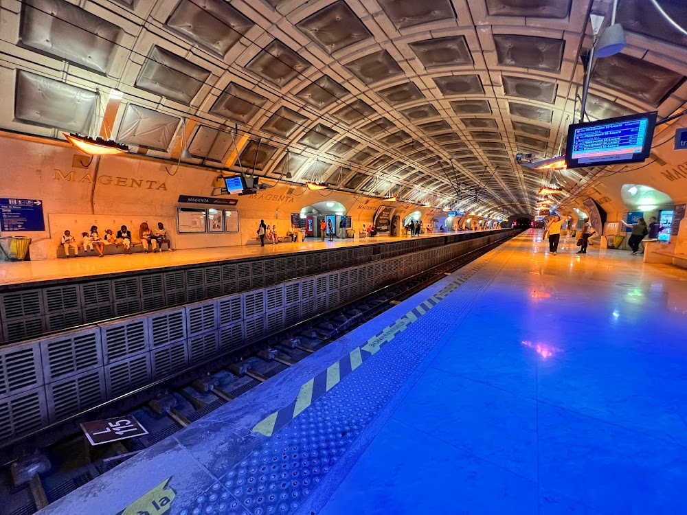 Chanson douce : Louise sits on a bench on the station platform