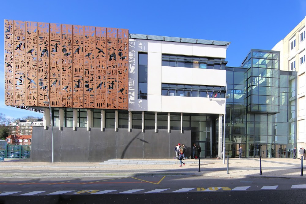 Chante ton bac d'abord : high school where the students filmed prepare for their bac exam