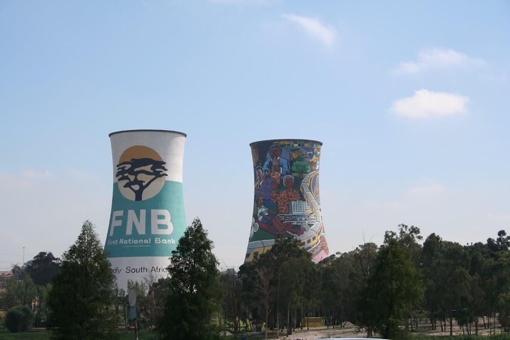 Chappie : two cooling towers with graffiti