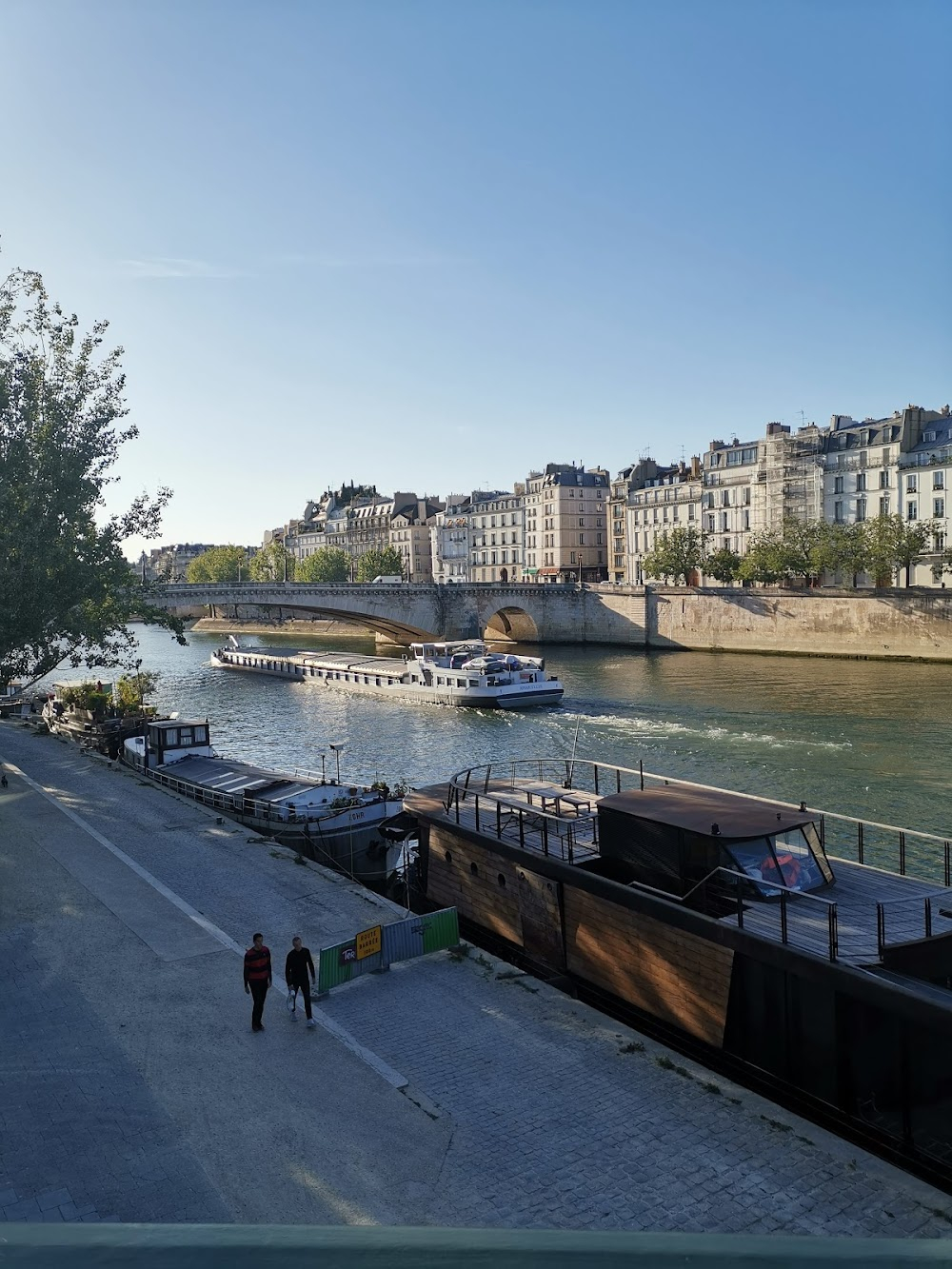 Trois vies et une seule mort : final scene on the river banks