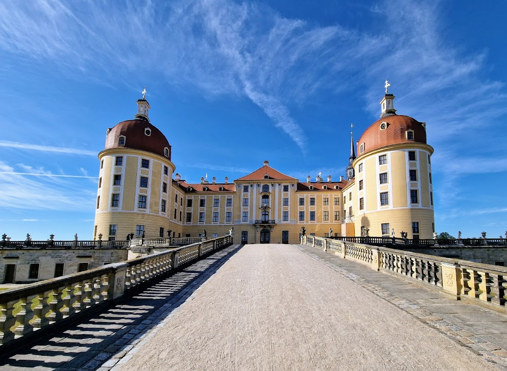 Tri orísky pro Popelku : royal castle exteriors